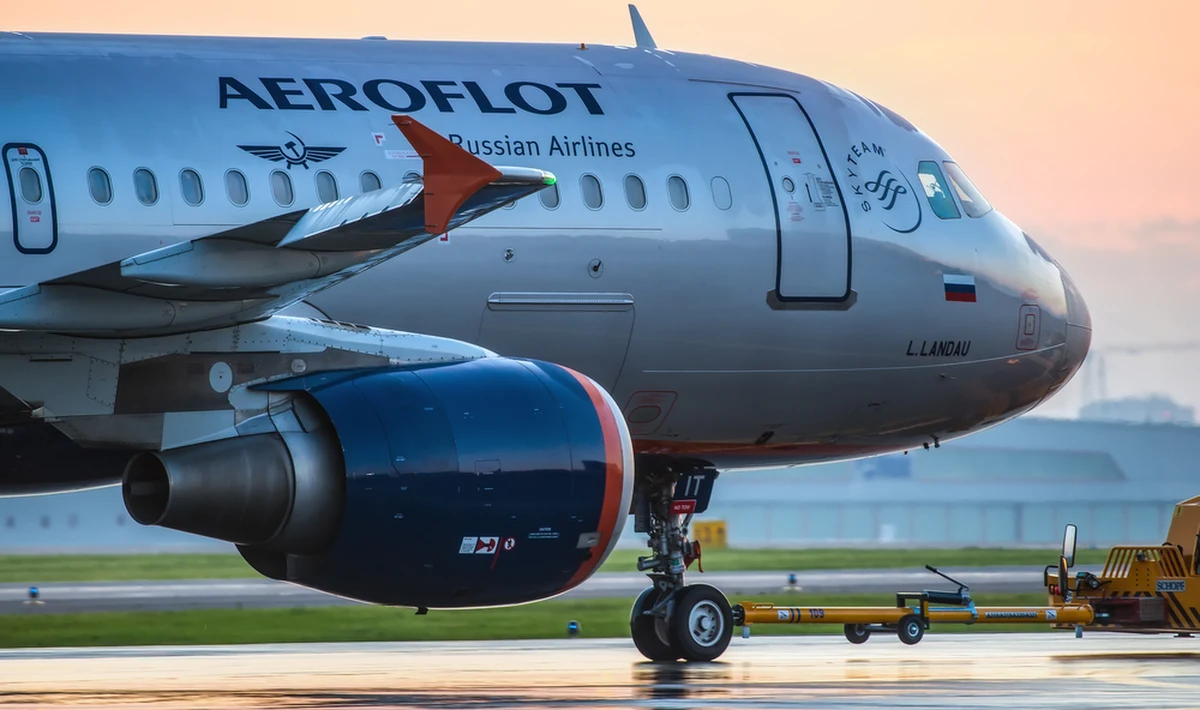 Aerofłot wydał wewnętrzne zarządzenie, zgodnie z którym doświadczeni stewardzi mogą wprowadzać informacje o awariach technicznych i wadliwym działaniu wyposażenia kabiny pasażerskiej do dziennika pokładowego wyłącznie po uzyskaniu zgody od dowódcy statku powietrznego. Przyczyną ma być niedobór części zamiennych. Powodem są zachodnie sankcje.