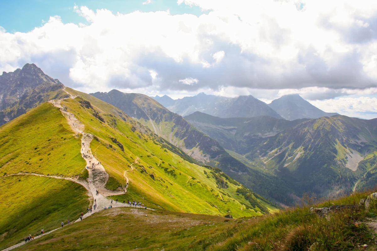 Tatrzański Park Narodowy poszukuje dwóch wolontariuszy na "Patrol na Kasprowym Wierchu". Chętni otrzymają bezpłatne zakwaterowanie i wyżywienie na górnej stacji kolejki na Kasprowym Wierchu. "Bonusem są piękne widoki" - zachęca TPN.