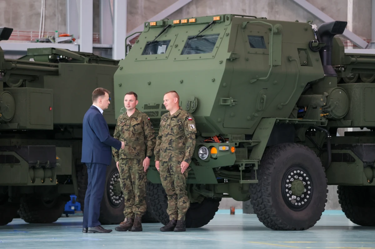 Pierwsze wyrzutnie HIMARS trafiły już do Polski - ogłosił szef MON Mariusz Błaszczak. Minister pozostaje także optymistą, jeśli chodzi o kolejne kontrakty na słynne wyrzutnie. Rozmowy w tej sprawie z przedstawicielami Stanów Zjednoczonych i producenta mają już trwać.