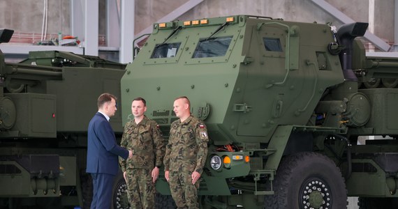 Pierwsze wyrzutnie HIMARS trafiły już do Polski - ogłosił szef MON Mariusz Błaszczak. Minister pozostaje także optymistą, jeśli chodzi o kolejne kontrakty na słynne wyrzutnie. Rozmowy w tej sprawie z przedstawicielami Stanów Zjednoczonych i producenta mają już trwać.