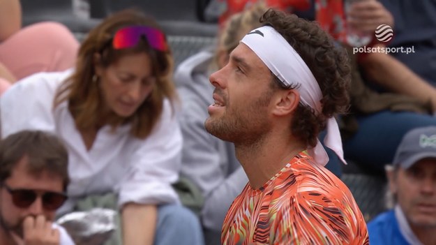 Marco Cecchinato może mówić o dużym szczęściu. Włoski tenisista podczas meczu rzucił rakietą w kort, a ta po odbiciu od ziemi o mały włos nie trafiła jednego z sędziów. 30-latek otarł się o dyskwalifikację z turnieju.
W tekście zawarto link serwisu partnerskiego