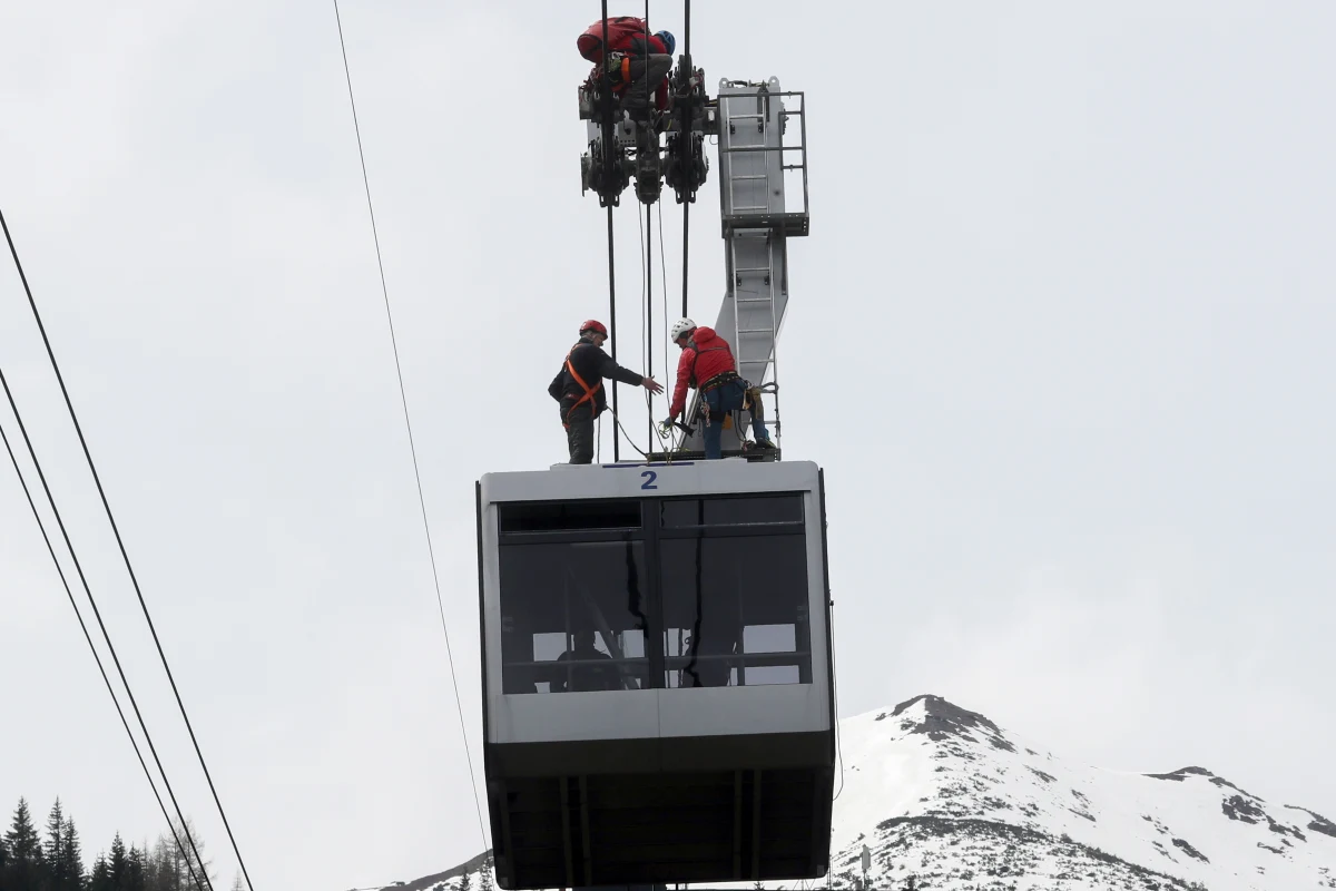 Ratownicy Tatrzańskiego Ochotniczego Pogotowia Ratunkowego trenowali ewakuację turystów technikami alpinistycznymi z kolejki linowej na Kasprowy Wierch. W manewrach uczestniczył również śmigłowiec.
