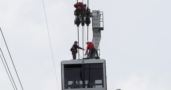 Ratownicy Tatrzańskiego Ochotniczego Pogotowia Ratunkowego trenowali ewakuację turystów technikami alpinistycznymi z kolejki linowej na Kasprowy Wierch. W manewrach uczestniczył również śmigłowiec.