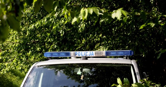 W poniedziałek odbyła się sekcja zwłok kobiety, której ciało znaleziono na terenie jednego z ogródków działkowych w Olsztynie. Biegli uznali, że przyczyną śmierci było utonięcie. Kobieta prawdopodobnie wpadła do rowu z wodą. 
