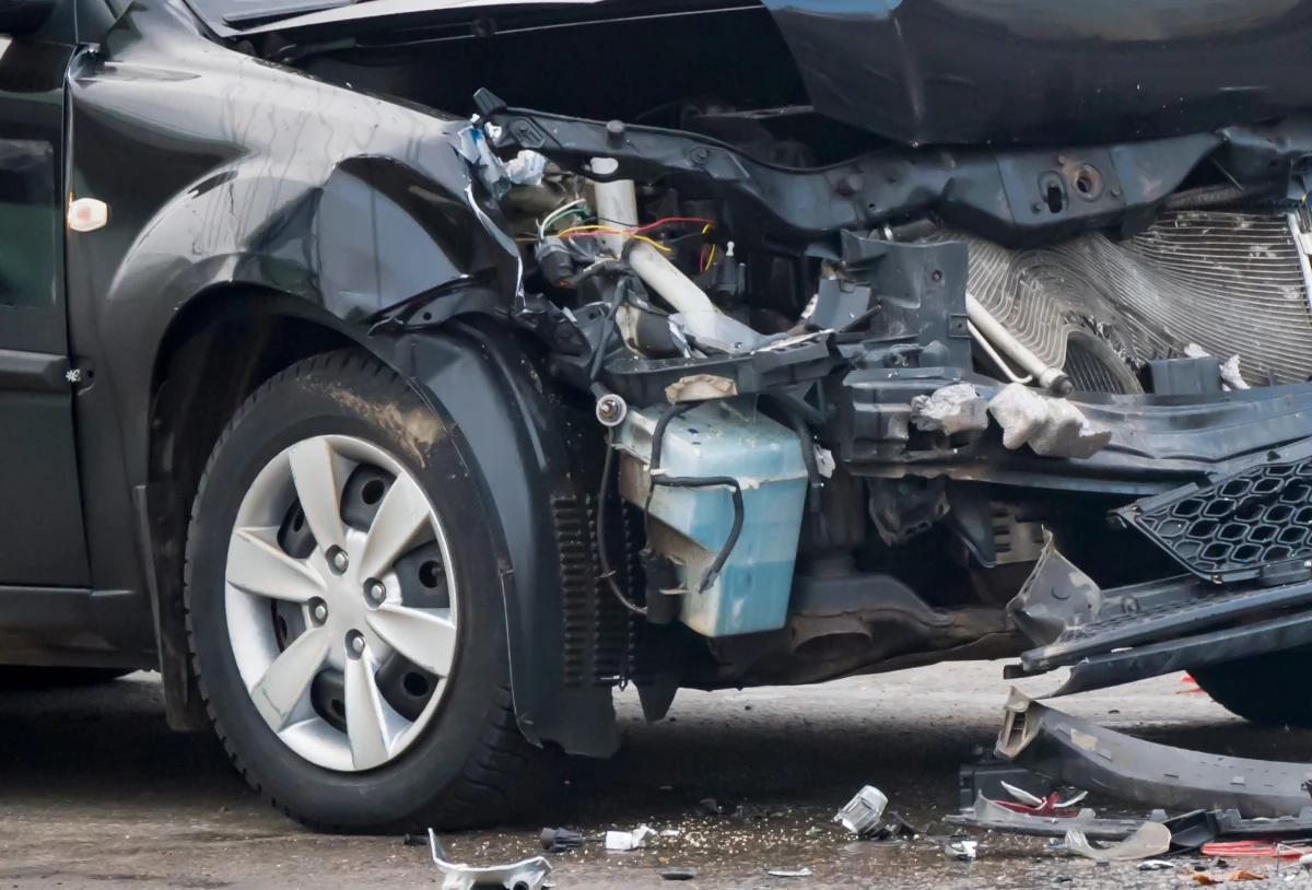 Policjanci zatrzymali po pościgu 22-latka, który nie zatrzymał się do kontroli drogowej i w trakcie ucieczki uderzył w podporę wiaduktu w Radomiu. Kierowca i dwoje pasażerów trafiło do szpitala. Po uszkodzony samochód zgłosił się ojciec sprawcy. Jak się okazało, był poszukiwany listem gończym.