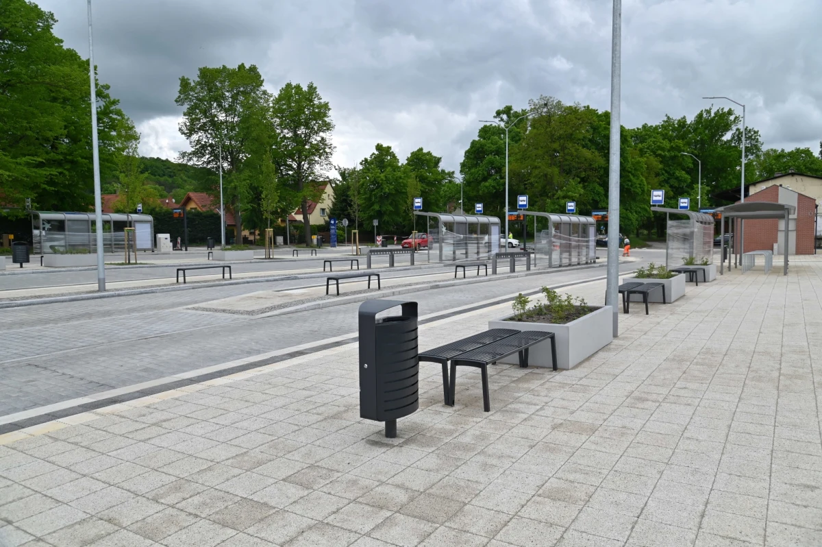 Jest szansa, że Szczecińska Kolej Metropolitalna ruszy jeszcze w tym roku. Jak informuje reporter RMF MAXX Dawid Siwek,  na razie jednak – o ile rzeczywiście to się uda – pociągi SKM wyjadą tylko na część tras, nie będzie też jeszcze łączonego biletu obejmującego komunikację miejską.