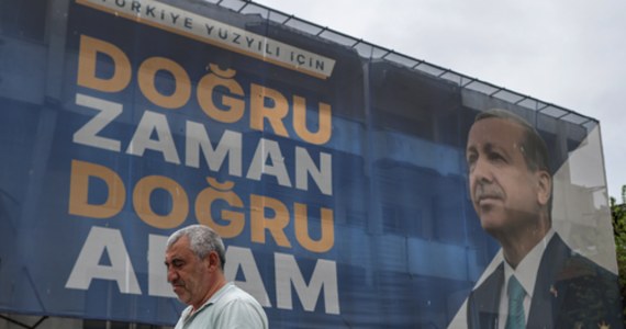 W pierwszej turze wyborów w Turcji żaden z kandydatów nie przekroczył 50 proc. głosów, dlatego 28 maja odbędzie się decydująca faza głosowania. Do walki o najważniejszy urząd w Turcji przystąpi obecny szef państwa Recep Tayyip Erdogan, który według oficjalnych danych zdobył 49,4 proc. głosów oraz kandydat opozycji Kemal Kilicdaroglu, uzyskując we wczorajszym głosowaniu poparcie prawie 45 proc. wyborców.