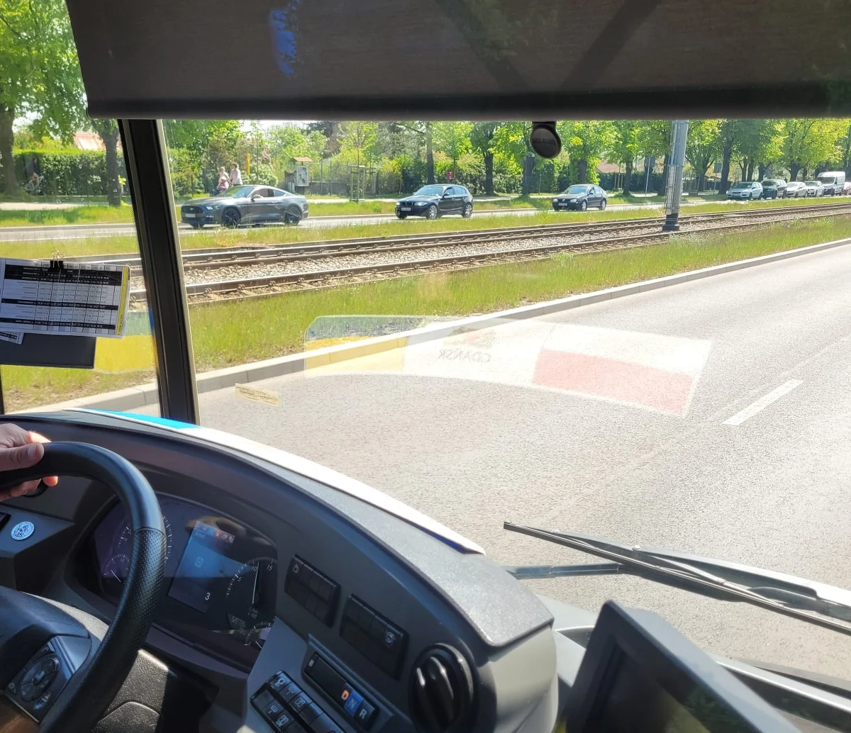 Po pytaniach od RMF FM spółka Gdańskie Autobusy i Tramwaje podjęła decyzję o usunięciu z frontów pojazdów specjalnych banerów wyrażających solidarność z Ukrainą. W weekend zostały zamontowane w całej flocie miejskiego przewoźnika, zastępując umieszczane wcześniej na lusterkach, wyeksploatowane już polskie i ukraińskie flagi. W praktyce jednak utrudniały bezpieczne prowadzenie pojazdów.