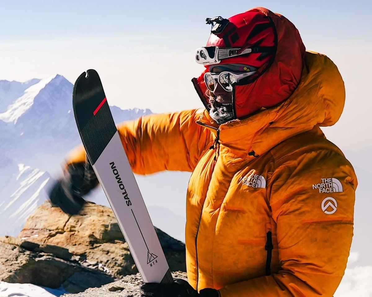 "Na pewno zaskoczyła mnie pogoda, bo myśleliśmy, że zrobimy to w parę dni, a okazało się, że siedzieliśmy w bazie miesiąc, pracując łopatą przy namiotach. Opady śniegu można też jednak odbierać na plus, bo dzięki temu, że było go bardzo dużo, udał się pełen zjazd z wierzchołka pod sam namiot w bazie. (...) Piękne wakacje" - opowiada Bartosz Ziemski, który wczoraj rano czasu nepalskiego odniósł kolejny wielki sukces w Himalajach. Nasz skialpinista zjechał na nartach z Dhaulagiri. To drugi taki jego wyczyn tej wiosny. Kilka tygodni temu dokonał tego także na Annapurnie. Na obu szczytach razem z nim stanął jego wyprawowy partner dokumentujący zjazdy - Oswald Rodrigo Pereira. 