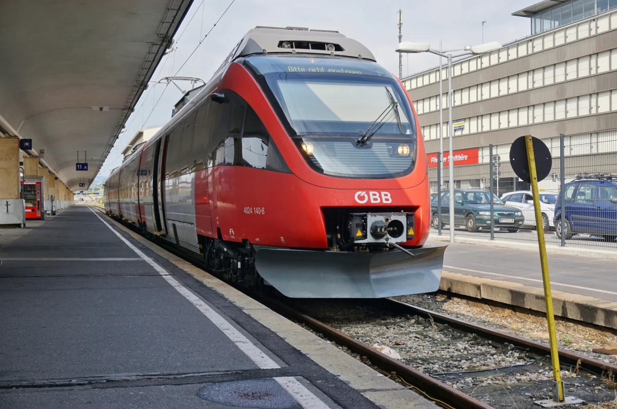 Szokujące komunikaty rozlegały się w niedzielę w pociągu ekspresowym Railjet austriackich kolei państwowych OeBB. Zamiast zwyczajowych zapowiedzi można było usłyszeć przemówienie Hitlera z okrzykami Heil Hitler i Sieg Heil. Dodatkowo przez kilka minut pojawiały się niewłaściwe i błędne informacje kolejowe. Nie był to pierwszy taki incydent – informuje agencja APA.