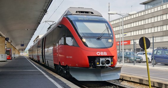 Szokujące komunikaty rozlegały się w niedzielę w pociągu ekspresowym Railjet austriackich kolei państwowych OeBB. Zamiast zwyczajowych zapowiedzi można było usłyszeć przemówienie Hitlera z okrzykami Heil Hitler i Sieg Heil. Dodatkowo przez kilka minut pojawiały się niewłaściwe i błędne informacje kolejowe. Nie był to pierwszy taki incydent – informuje agencja APA.