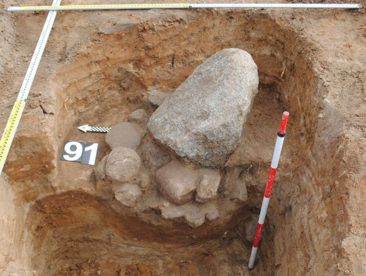 Ślady pradziejowego i późnośredniowiecznego osadnictwa odkryto podczas prac wykopaliskowych w Mikołajkach - podały w poniedziałek służby ochrony zabytków. Archeolodzy odkryli tam m.in. granitową stelę, która mogła być miejscem związanym z dawnymi wierzeniami.