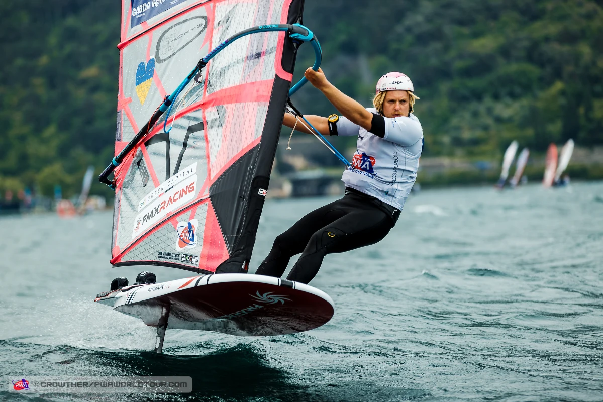 Kapryśny wiatr nie przeszkodził Maćkowi Rutkowskiemu w wywalczeniu pierwszego zwycięstwa w sezonie w cyklu PWA. Polski windsurfer pokonał 50 rywali i wygrał eliminacje w Torbole - pierwsze z pięciu zawodów, w których będzie startował w tym roku. Aktualnie prowadzi w rankingu PWA, co przybliża go do kolejnego tytułu Mistrza Świata.