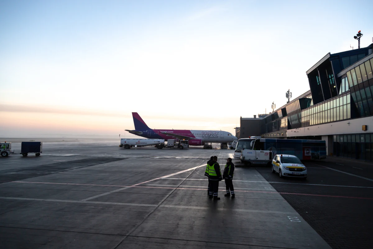 Kolejny niebezpieczny incydent z dronem unoszącym się w rejonie lotniska. Jak dowiedzieli się reporterzy RMF FM, około g. 15:30 załoga samolotu linii Wizz Air, który leciał z holenderskiego Eindhoven - podczas podchodzenia do lądowania na lotnisku w Katowicach-Pyrzowicach zauważyła drona. 