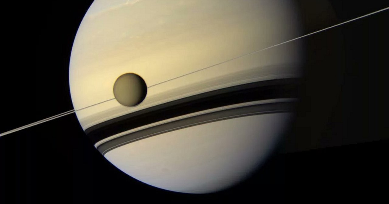 Saturn dotychczas uchodził za władcę pierścieni, a teraz stał się również władcą księżyców. Odebrał on właśnie w tym prym Jowiszowi. Astronomowie odkryli bowiem aż 62 nowe jego księżyce.