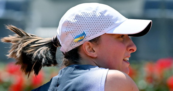 Zaplanowany na poniedziałkowy wieczór mecz Igi Świątek z Chorwatką Donną Vekic w 1/8 finału tenisowego turnieju WTA 1000 w Rzymie został przełożony na wtorek. Powodem są opady deszczu w stolicy Włoch.