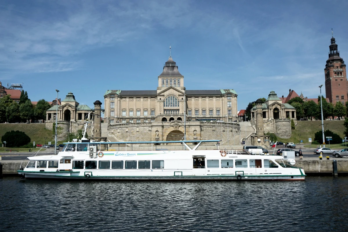 ​Polska Żegluga Morska wystawi na sprzedać dwie jednostki białej floty - Odra Queen i Peene Queen. Powodem jest małe zainteresowanie rejsami turystycznymi oraz wysoki koszt remontu. Jednostki pływały od ponad 30 lat.