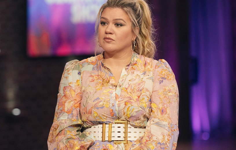 Osoby zaangażowane w produkcje "The Kelly Clarkson Show" oskarżyły twórców programu o mobbing. Uważają one, że są "przepracowane" i "straumatyzowane". Na te zarzuty odpowiedziała sama gospodyni programu, Kelly Clarkson.