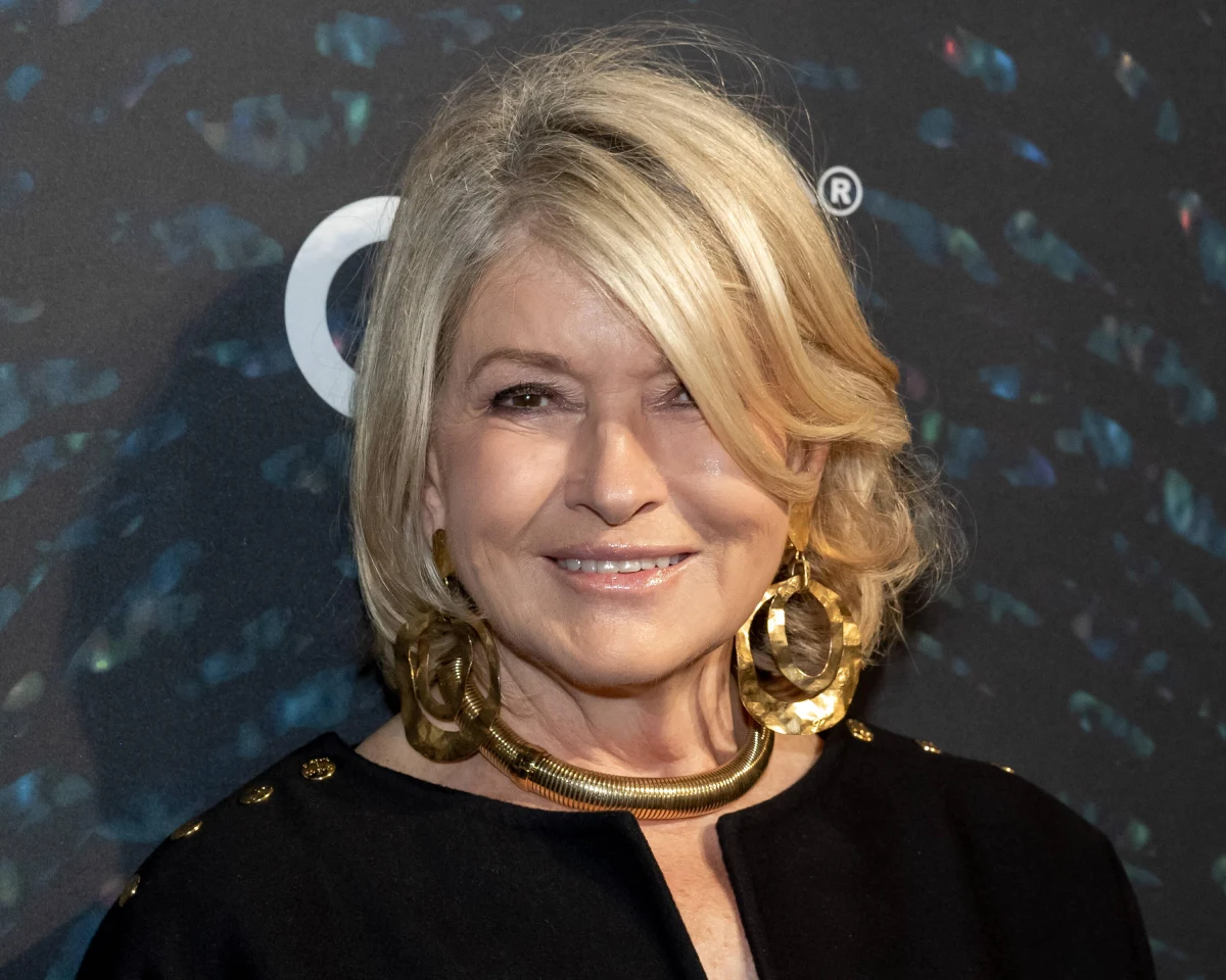 Mająca polskie pochodzenie, jedna z najbardziej popularnych i rozpoznawalnych postaci telewizyjnych w USA Martha Stewart znalazła się na okładce tegorocznego wydania magazynu "Sports Illustrated" w edycji ze strojami kąpielowymi. To wyzwanie Martha Stewart podjęła w wieku 81 lat.