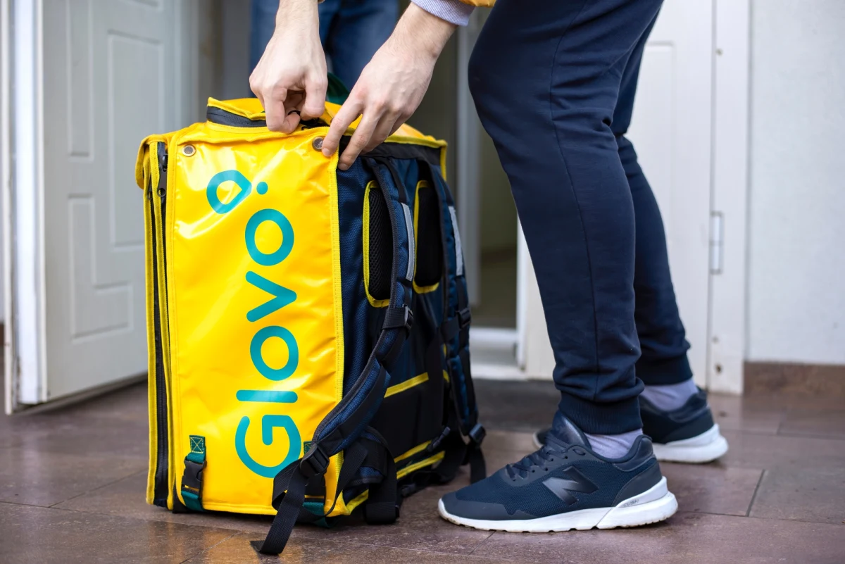 Prezes UOKiK postawił platformie Glovo zarzuty wprowadzania konsumentów w błąd, za które grozi kara do 10 proc. obrotu - poinformował we wtorek Urząd Ochrony Konkurencji i Konsumentów. "Prawa konsumentów są dla nas bardzo ważne, dlatego blisko współpracujemy z UOKiK i systematycznie wdrażamy rozwiązania zgodne z wytycznymi Urzędu" - napisało w oświadczeniu Glovo.