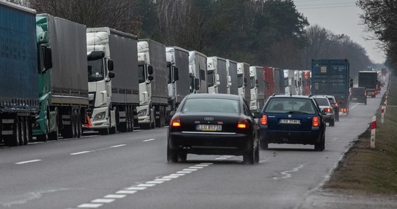 ​Około 8 godzin czekają we wtorek kierowcy tirów na wyjazd z Polski przez przejście graniczne w Koroszczynie (woj. lubelskie), które jest jedynym działającym towarowym przejściem z Białorusią. Na osobowym przejściu w Terespolu odprawy odbywają się na bieżąco - przekazał rzecznik lubelskiej IAS.