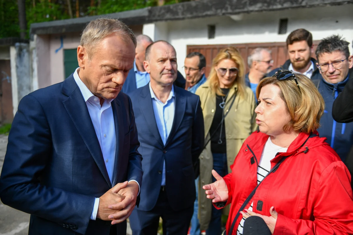 "Tu jest de facto stan klęski żywiołowej, tu trzeba środków nadzwyczajnych i natychmiastowych" - mówił lider PO Donald Tusk na spotkaniu z mieszkańcami Trzebini (Małopolskie), którzy domagają się natychmiastowych działań wz. z zapadliskami występującymi na terenie gminy. "Z całą pewnością dzisiaj musimy tutaj głośno krzyknąć i ja mogę to zrobić też w waszym imieniu" - powiedział Tusk.