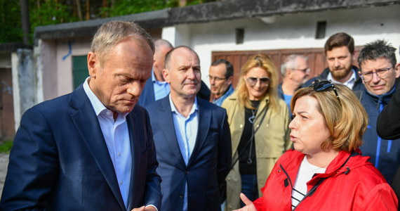 "Tu jest de facto stan klęski żywiołowej, tu trzeba środków nadzwyczajnych i natychmiastowych" - mówił lider PO Donald Tusk na spotkaniu z mieszkańcami Trzebini (Małopolskie), którzy domagają się natychmiastowych działań wz. z zapadliskami występującymi na terenie gminy. "Z całą pewnością dzisiaj musimy tutaj głośno krzyknąć i ja mogę to zrobić też w waszym imieniu" - powiedział Tusk.