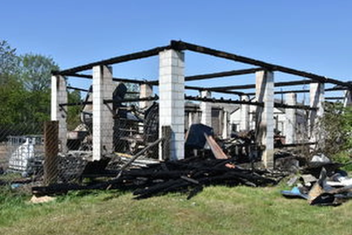 ​Za podpalenie i sprowadzenie zagrożenia dla wielu osób odpowie 47-latka z gminy Międzyrzec Podlaski. Kobieta po kłótni z mężem podłożyła ogień pod budynki gospodarcze, które doszczętnie spłonęły.

