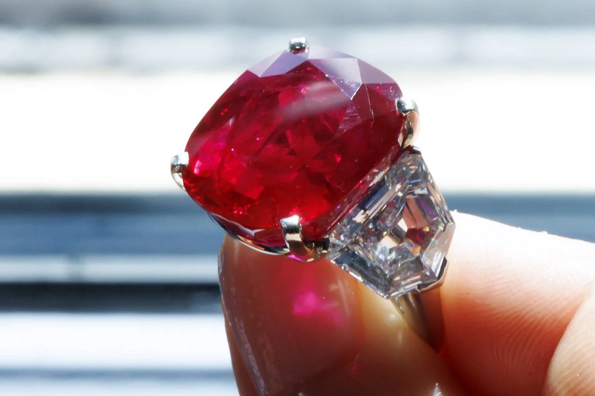 Za rekordowe 196 mln dolarów sprzedano kolekcję biżuterii należącej do zmarłej austriackiej miliarderki Heidi Horten. Zbiór stał się tym samym najdroższą prywatną kolekcją biżuterii, jaki kiedykolwiek został wystawiony aukcję. Wstrzymania sprzedaży domagały się niektóre organizacje żydowskie podkreślające, że Hortenowie zgromadzili swój majątek w czasach narodowego socjalizmu, gdy zagarniano majątki żydowskich przedsiębiorców.