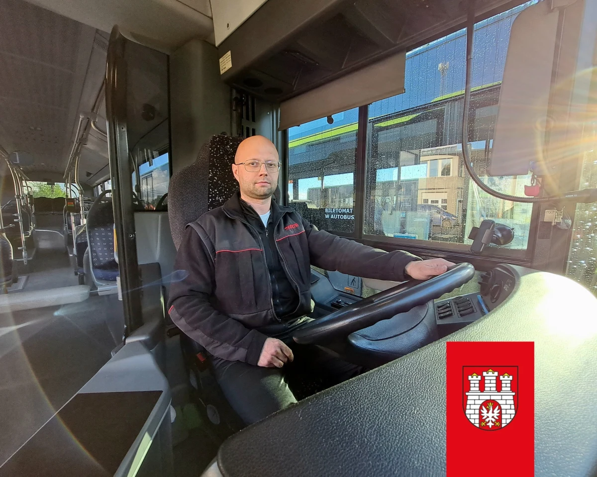 Kierowca jednego z miejskich autobusów w Zgierzu (Łódzkie) uratował idącego boso, bez opiekunów 3-latka. Gdyby nie jego natychmiastowa reakcja nie wiadomo, jak skończyłby się samotny spacer dziecka. Jak przekazał RMF FM, oficer prasowy KWP w Łodzi odpowiedzialny kierowca natychmiast zawiadomił policję.