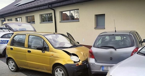 Na jednym z parkingów w Wałbrzychu uszkodzone zostały dwa samochody. Policjanci nie kryli zdziwienia, gdy okazało się, że sprawcą kolizji jest 13-latek. Kluczyki do auta dała mu sąsiadka.

