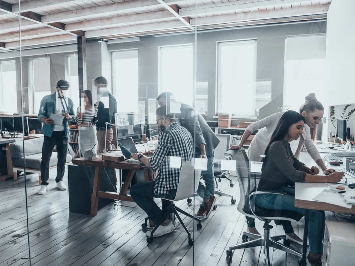 Podwyżki inflacyjne zapisane w umowach o pracę - takie rozwiązanie pojawia się coraz częściej. Pracownicy chcą mieć pewność, że w obecnej sytuacji ekonomicznej nie stracą. Takie wymagania mają nie tylko menagerowie, ale też pracownicy średniego stopnia, zatrudnieni w branży IT, budownictwie czy sektorze kreatywnym.