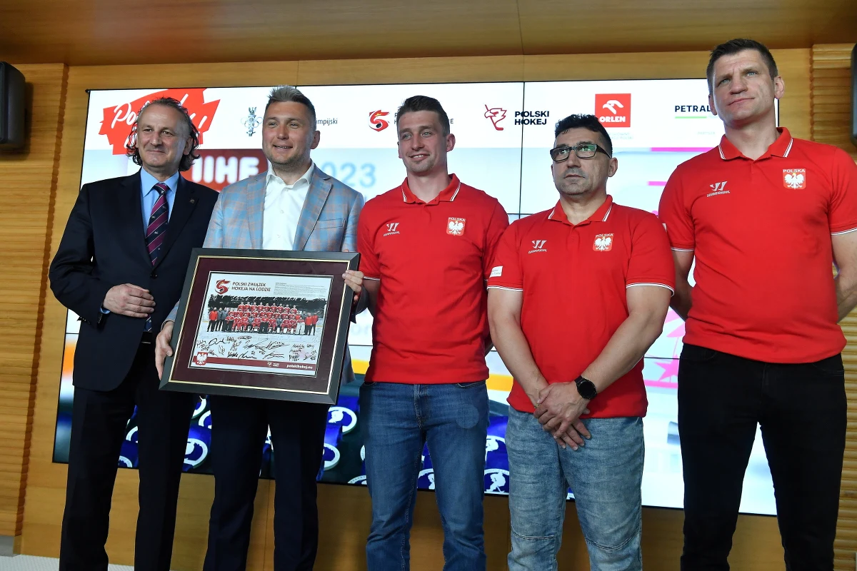 W Polsce może powstać Narodowe Centrum Sportów Lodowych - to pomysł, który zrodził się w Polskim Związku Hokeja na Lodzie. Biało-czerwoni hokeiści awansowali ostatnio po ponad 20 latach do światowej elity. Ten sukces chcą teraz wykorzystać jako impuls do wywalczenia pieniędzy na budowę hokejowej infrastruktury z prawdziwego zdarzenia. Jak mówią działacze - da się, co pokazuje przykład Areny Lodowej w Tomaszowie Mazowieckim.