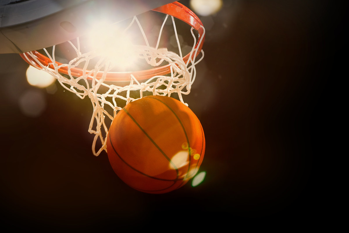W nocy z wtorku na środę o godz. 2:00 (czasu polskiego) odbędzie się losowanie kolejności wyboru w drafcie NBA 2023. Kluby swoich nowych zawodników będą wybierać dopiero 22 czerwca. W tym roku pierwsze miejsce w drafcie będzie mogło oznaczać spore wzmocnienie. Wszystko dlatego, że drużyna z jedynką będzie mogła wybrać mierzącego 221 centymetrów wzrostu Victora Wembanyamę. Francuz już teraz jest uznawany za największy talent od czasów LeBrona Jamesa, a więc od 20 lat! Spore szanse na wylosowanie "jedynki" mają San Antonio Spurs Jeremiego Sochana.