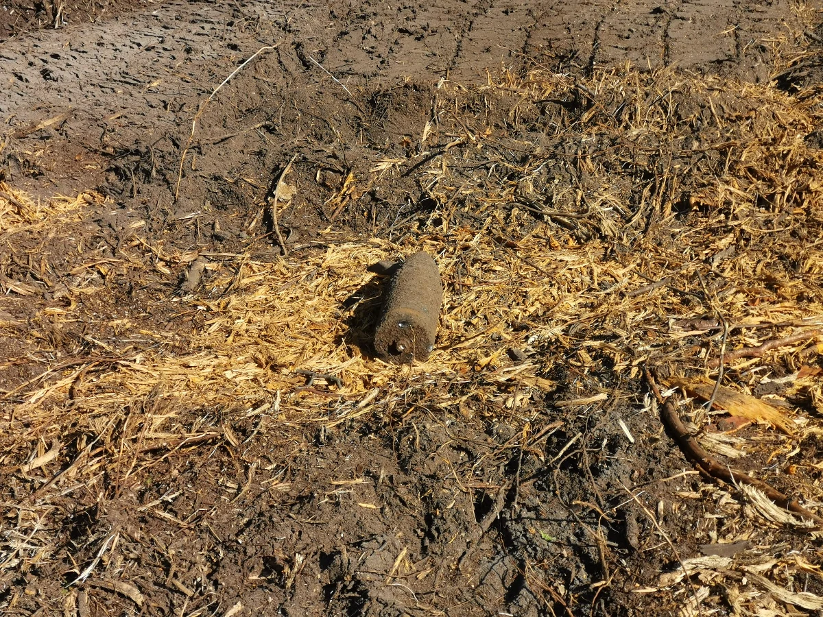 Pocisk artyleryjski kalibru 150 mm z ładunkiem kumulacyjnym znalazł mężczyzna, który wyrównywał teren pod domek letniskowy w Nowej Jastrząbce koło Tarnowa. Niebezpiecznym przedmiotem zajęli się saperzy.

