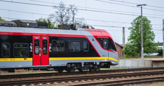 Na Pomorze trafią cztery nowe hybrydowe pociągi Impuls wyprodukowane przez nowosądecki Newag - umowę w tej sprawie podpisano w poniedziałek w Urzędzie Marszałkowskim Województwa Pomorskiego w Gdańsku. Pierwsze pojazdy mają się dotrzeć w drugiej połowie 2024 r.
