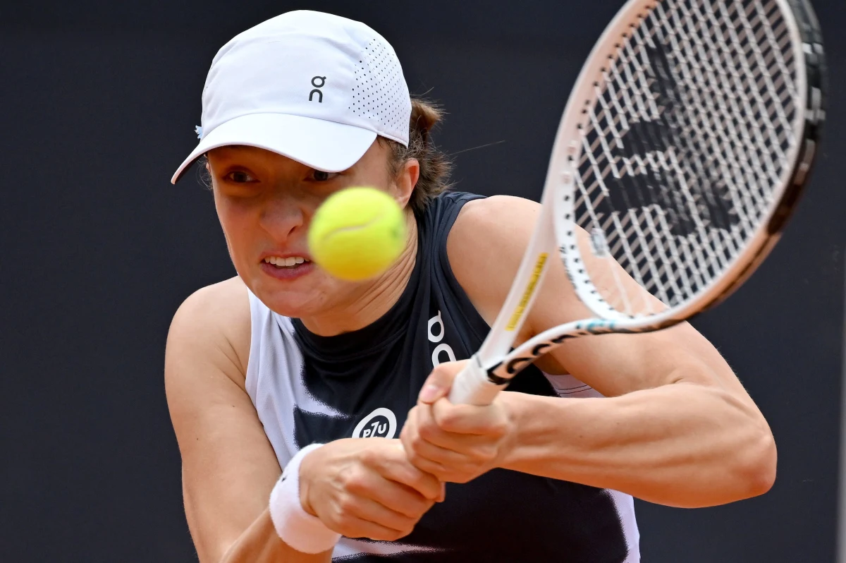 Najwyżej rozstawiona Iga Świątek wygrała z Donną Vekic 6:3, 6:2 w 1/8 finału turnieju WTA 1000 w Rzymie. Polka walczy o trzeci z rzędu triumf w tej imprezie.
