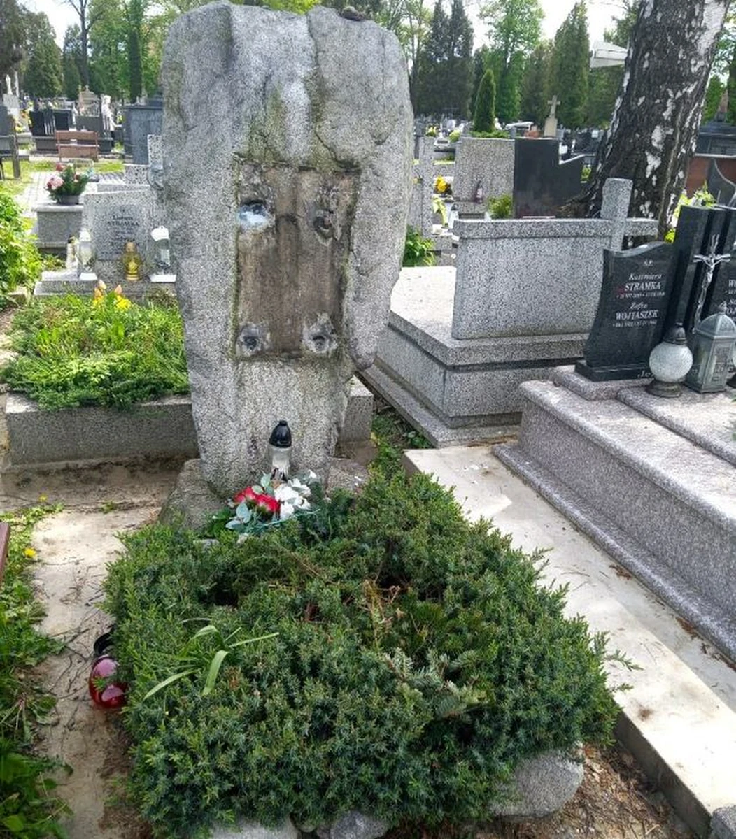 Pamiątkowa mosiężna tablica i figura orła zostały skradzione z z nagrobka legendarnego kuriera Armii Krajowej Romana Stramki, pochowanego na cmentarzu w Nowym Sączu. Policjanci zatrzymali sprawcę i odzyskali przedmioty, które złodziej oddał do skupu złomu.

