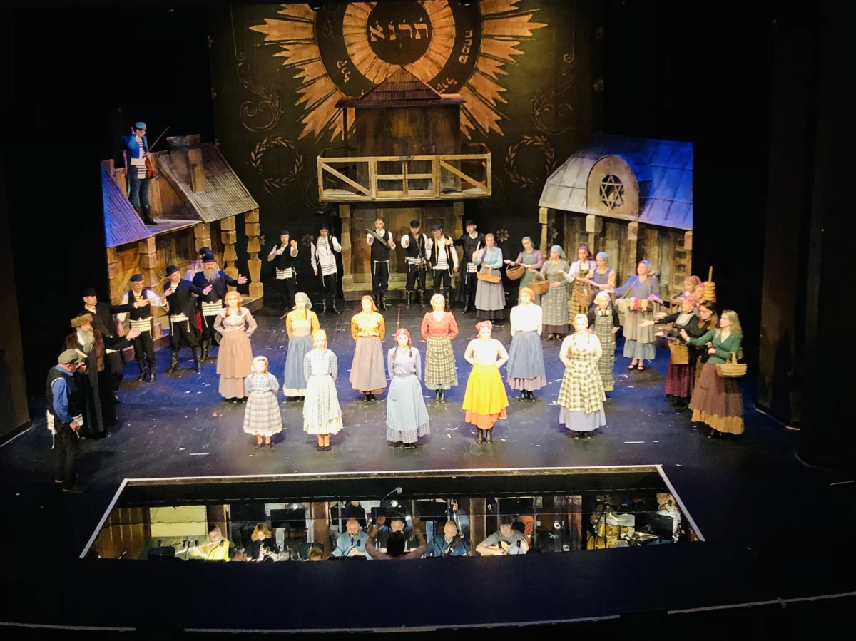 To będą wielkie emocje i powrót kultowego musicalu - w Teatrze Muzycznym w Łodzi trwają ostatnie przygotowania do jubileuszowego wznowienia "Skrzypka na dachu". Ten musical od sześciu dekad święci tryumfy na całym świecie, a od 40 lat - na polskich scenach. Łódzka publiczność ponownie będzie mogła prześledzić poruszające losy mleczarza Tewjego i jego rodziny już w piątek.