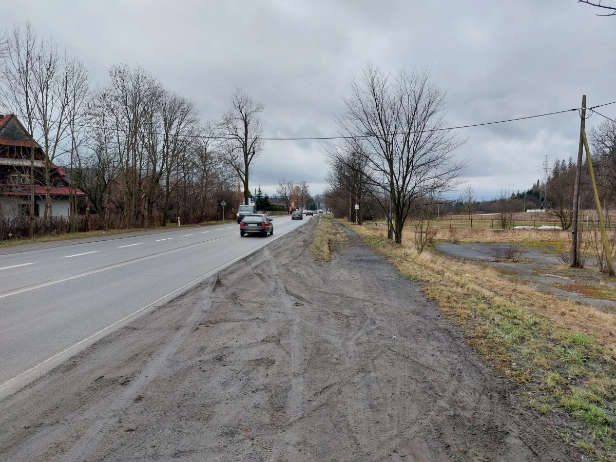 Generalna Dyrekcja Dróg Krajowych i Autostrad chce poprawić przepustowość na krótkim, bo 7-kilometrowym, ale bardzo ważnym odcinku "Zakopianki" między Nowym Targiem a Szaflarami. Do 16 czerwca czeka na oferty firm, które podejmą się przygotowanie koncepcji przebudowy tego odcinka drogi.

