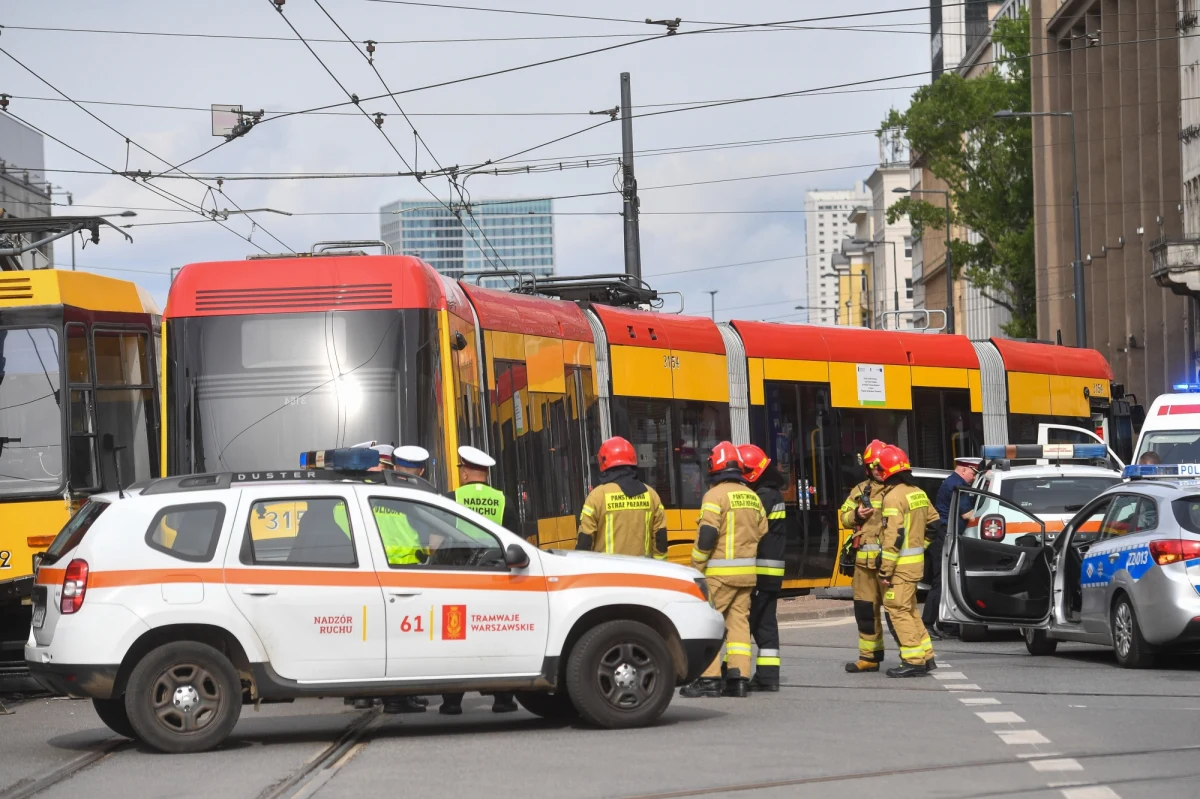 W Warszawie w Alejach Jerozolimskich przy pl. Starynkiewicza zderzyły się dwa tramwaje. Według służb miejskich nie ma osób poszkodowanych, są utrudnienia w ruchu, tramwaje wypadły z szyn.
