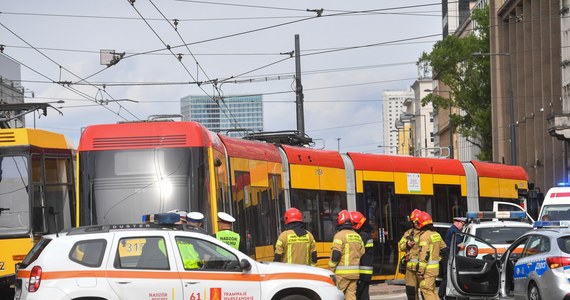 W Warszawie w Alejach Jerozolimskich przy pl. Starynkiewicza zderzyły się dwa tramwaje. Według służb miejskich nie ma osób poszkodowanych, są utrudnienia w ruchu, tramwaje wypadły z szyn.