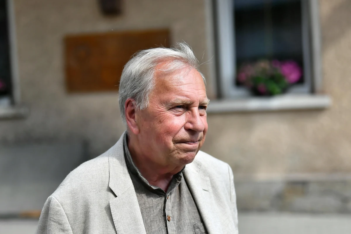 Jerzy Stuhr trzy tygodnie temu w klinice w Zakopanem przeszedł drugą operację usunięcia raka krtani, od tamtego czasu przebywa na oddziale intensywnej terapii - poinformowała "Gazeta Wyborcza". Jak podają media, z nowotworem 76-letni aktor zmaga się od lat.