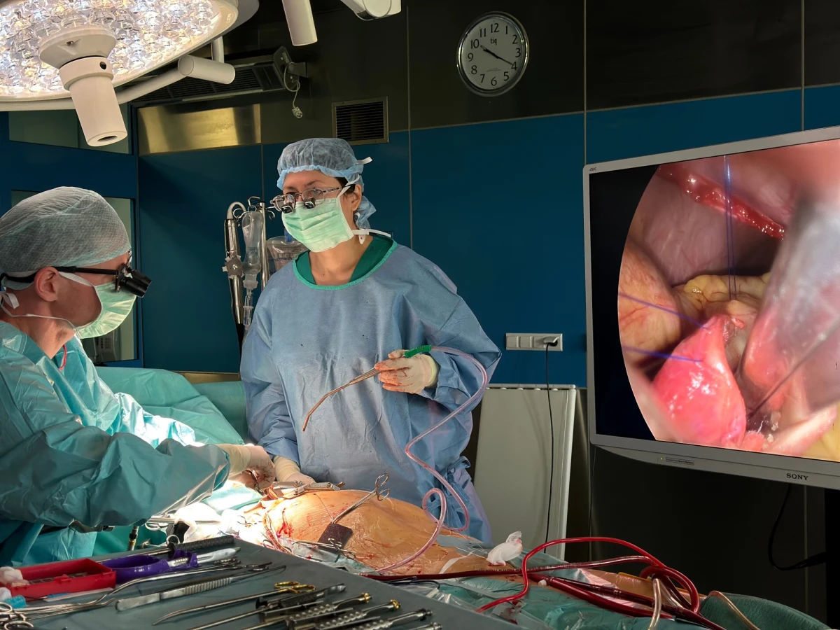 Pistolet automatycznie zakładający szwy na sercu stosują jako jedyni w Polsce kardiochirurdzy w Górnośląskim Centrum Medycznym w Katowicach-Ochojcu. Nowe urządzenie wykorzystywane jest podczas operacji wymiany zastawki aortalnej i pozwala na szybszy powrót pacjentów do normalnego funkcjonowania.