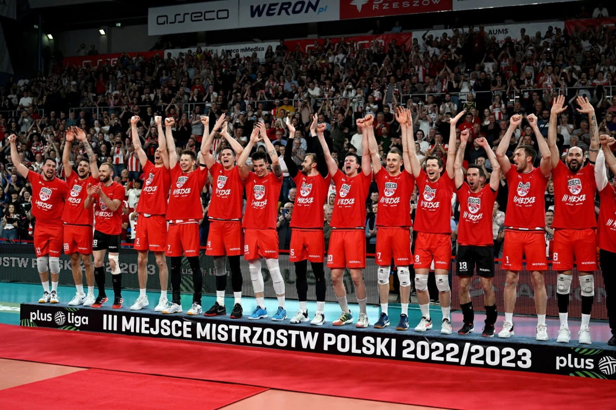 Siatkarze Asseco Resovii Rzeszów pokonali 3:0 Aluron CMC Wartę Zawiercie i zajęli trzecie miejsce w końcowej klasyfikacji ekstraklasy. "Brązowego medalu mistrzostw Polski jeszcze nie wywalczyłem"- powiedział doświadczony libero rzeszowian - Paweł Zatorski.
