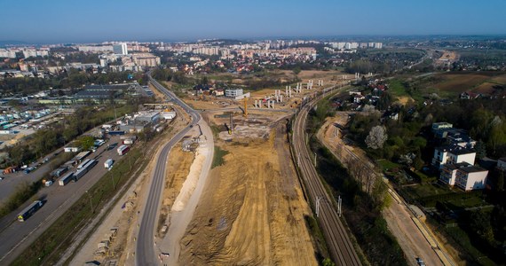 W czwartek od 5 rano jezdnia na ul. Petofiego w Krakowie zostanie zwężona do jednego pasa ruchu, na odcinku ok. 100 m od wiaduktu kolejowego do ul. Jagiełły. Zmiany związane są z przebudową wodociągu.