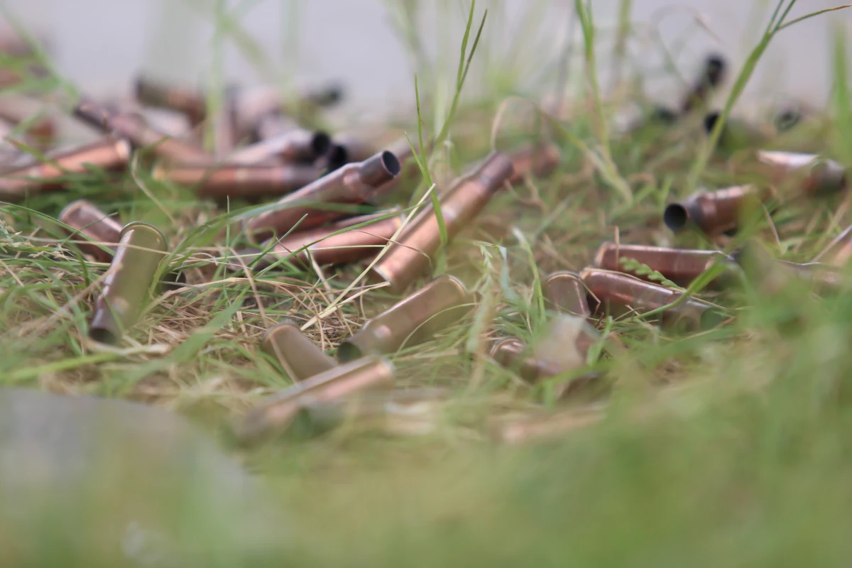 Odłamki wbite w skórę, otarcia naskórka i zasinienia - tak dla 74-latka z Łodzi zakończyła się próba przecięcia niewypału. Zakrwawionego mężczyznę znalazła żona i wezwała pomoc medyczną.  

