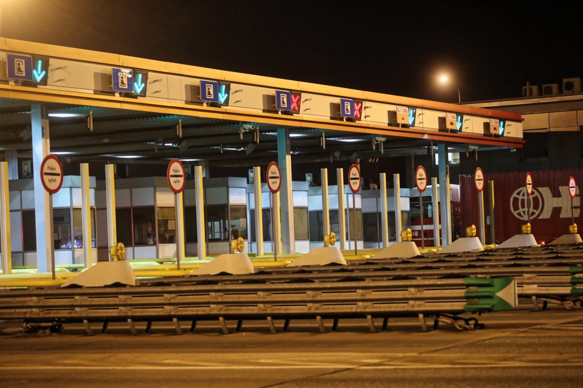 Wprowadzenie bezpłatnych przejazdów autostradami może uderzyć w branżę transportową. W ten sposób przewoźnicy komentują ostatnie obietnice PiS-u. Dzisiaj w tej sprawie organizacje transportowe mają wydać stanowisko. Poznał je już nasz reporter Michał Dobrołowicz. 
