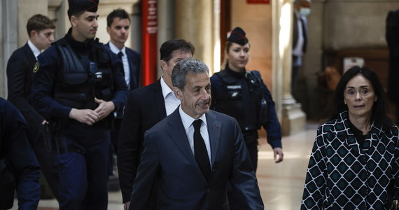 Były prezydent Francji Nicolas Sarkozy został skazany przez sąd Apelacyjny w Paryżu na trzy lata więzienia, w tym dwa lata w zawieszeniu, za korupcję i handel wpływami w aferze podsłuchowej. Sarkozy nie będzie odbywał kary w więzieniu, tylko w domu pod nadzorem bransoletki elektronicznej. Obecny wyrok oznacza utrzymanie wyroku trybunału karnego.