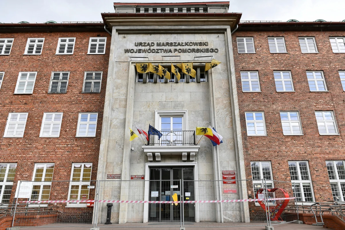 Władze województwa pomorskiego pozwały posła Kacpra Płażyńskiego. Chodzi o jego wypowiedź, w której zarzucił, że Pomorskie jest najbardziej prorosyjskim regionem w Polsce i jest  zainteresowanie "krwawymi rublami", a nie losami Ukrainy i Ukraińców. Marszałka województwa Mieczysława Struka nazwał rusofilem. W reakcji na pozew poseł Płażyński poinformował, że podtrzymuje wszystko, co powiedział. 

